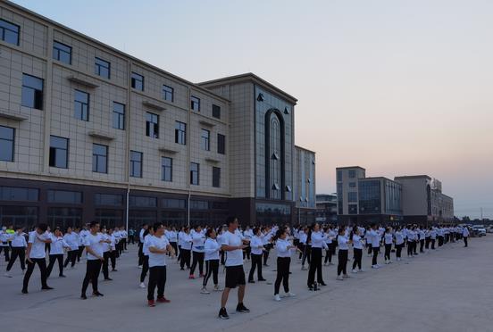 勝管曹縣運(yùn)營中心為弘揚(yáng)全民健身運(yùn)動(dòng)，竟組建了一支“400人舞團(tuán)”